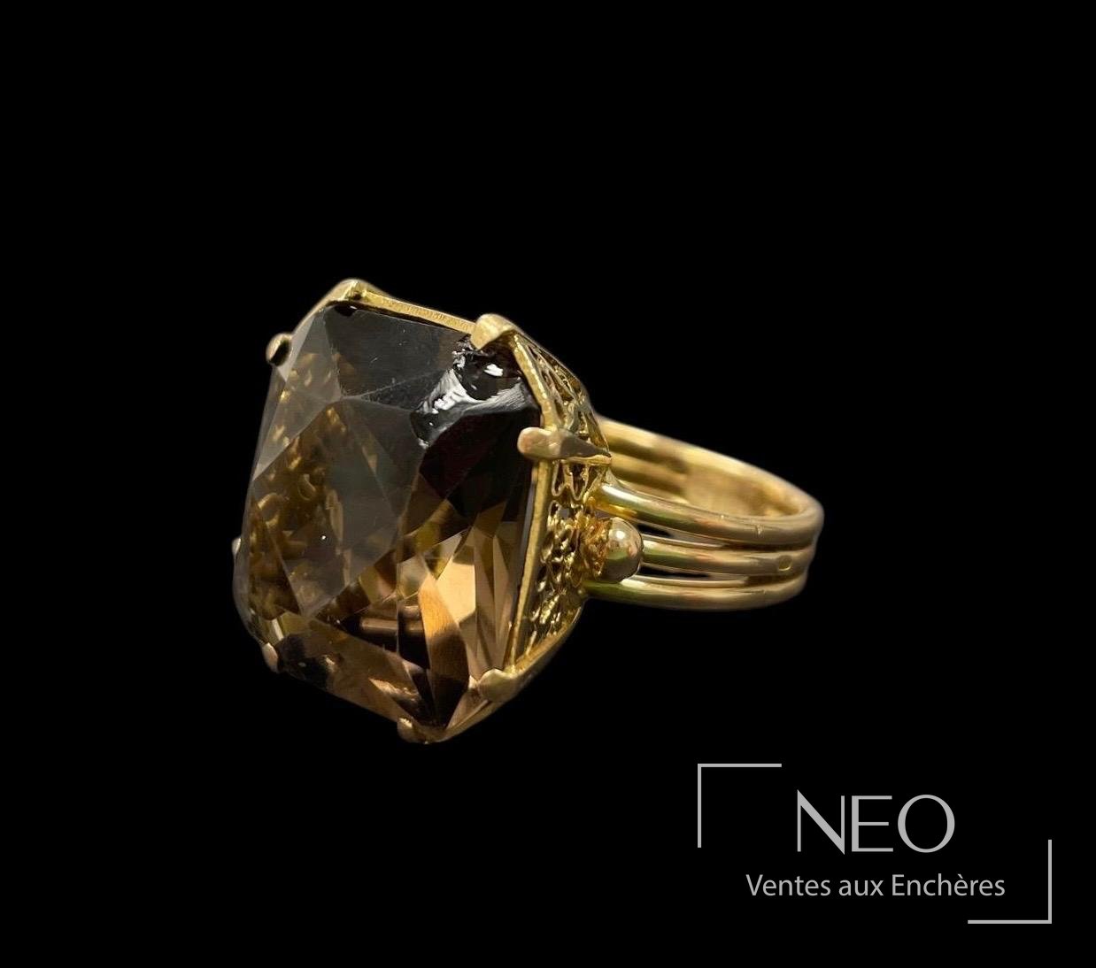 Bague de cocktail en or jaune avec quartz fumé carré en vue de face