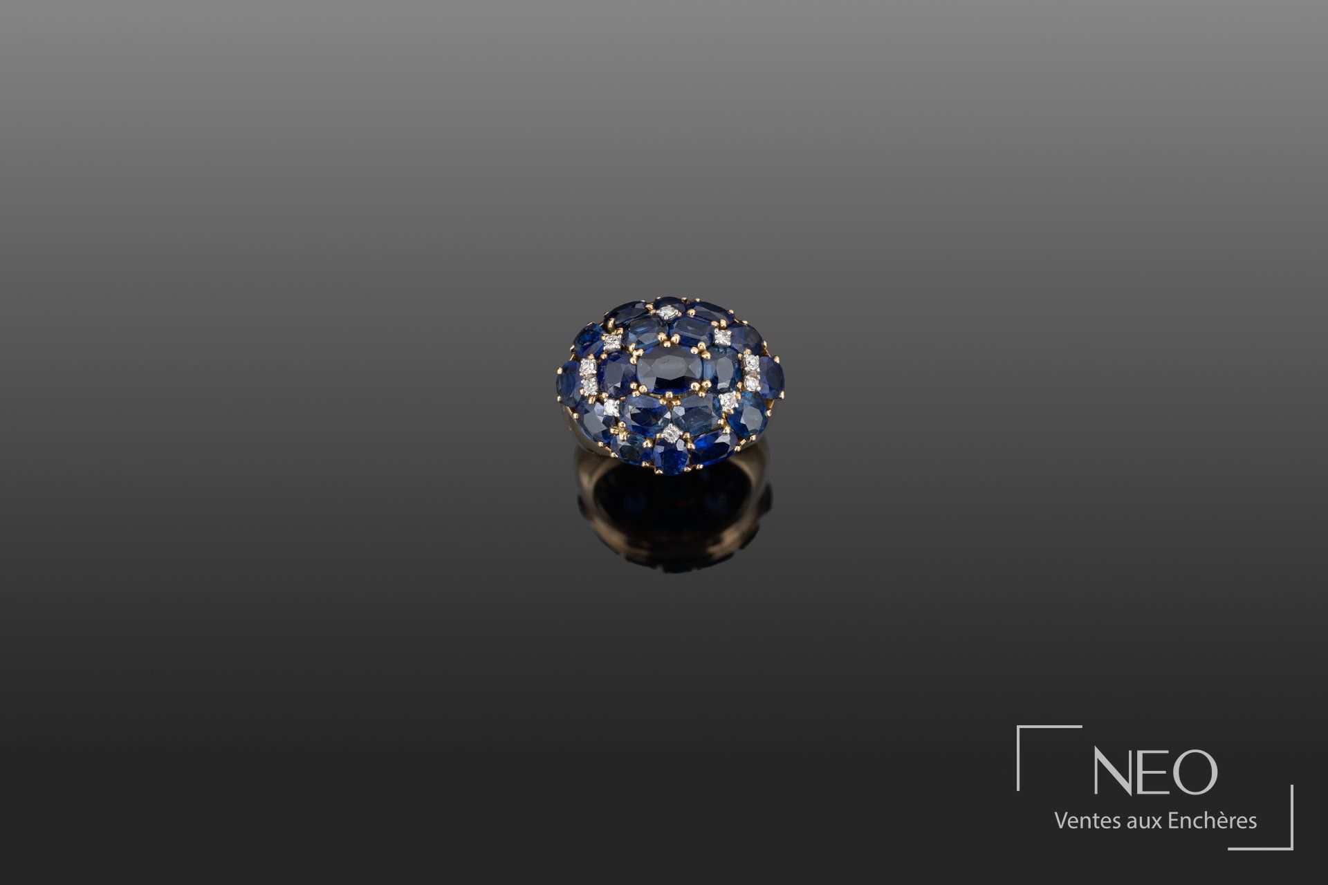Bague cocktail en or jaune 18 carats, saphirs et diamants