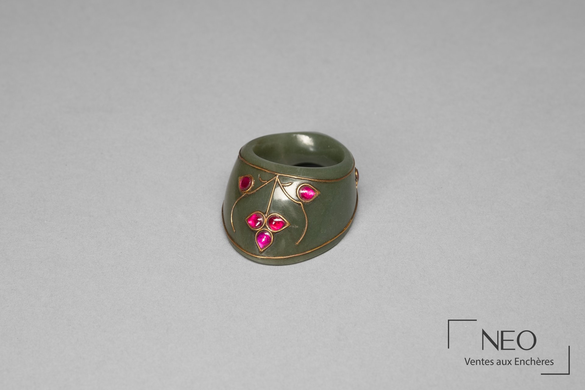 Bague d'archer en jade néphrite vert décorée de filets dorés et de cabochons rouges