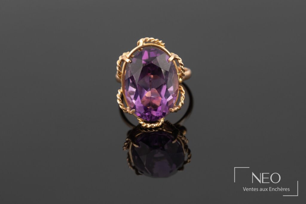 Bague de cocktail en or jaune sertie d'une améthyste ovale vue de face