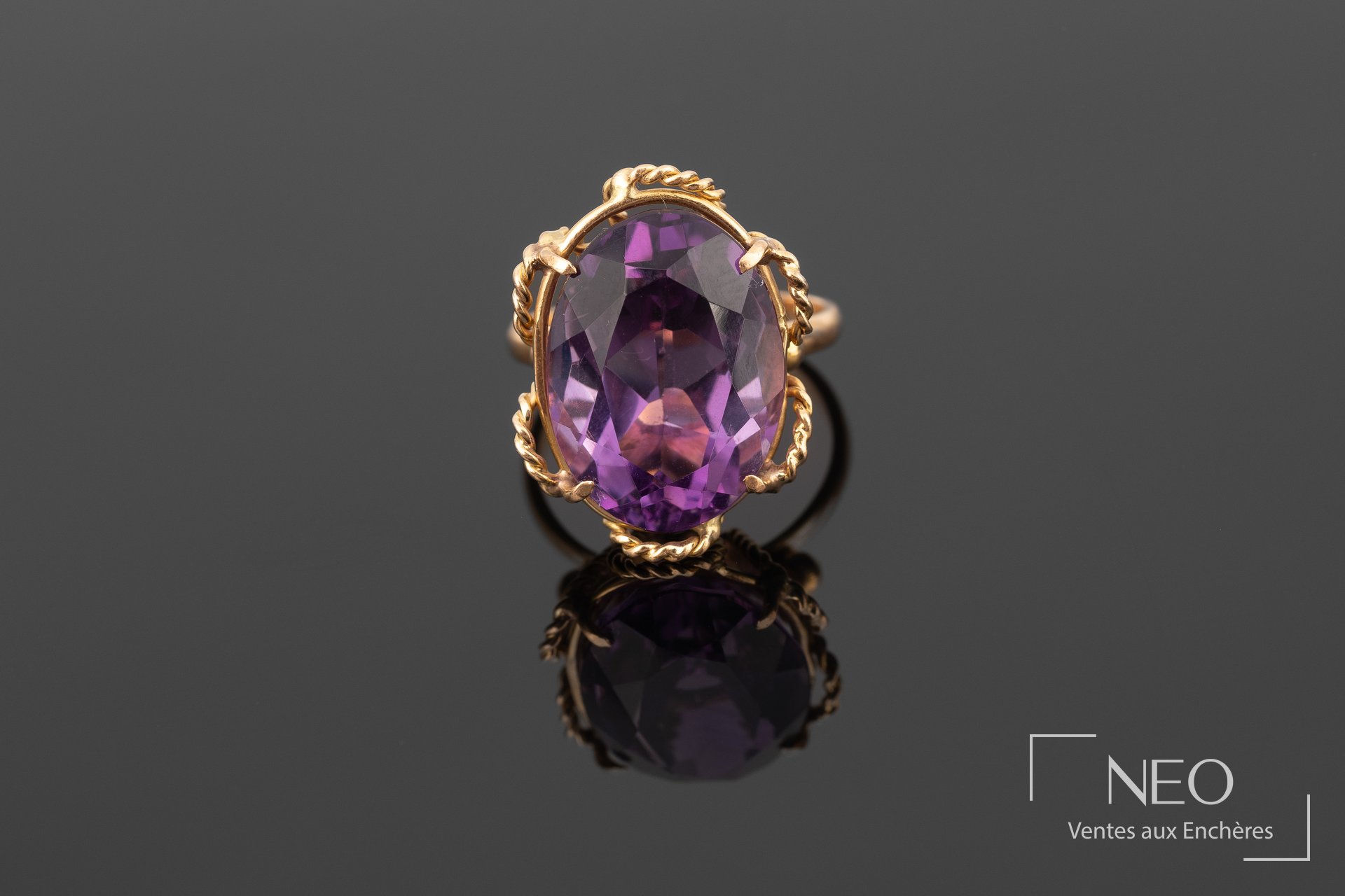 Bague de cocktail en or jaune sertie d'une améthyste ovale vue de face