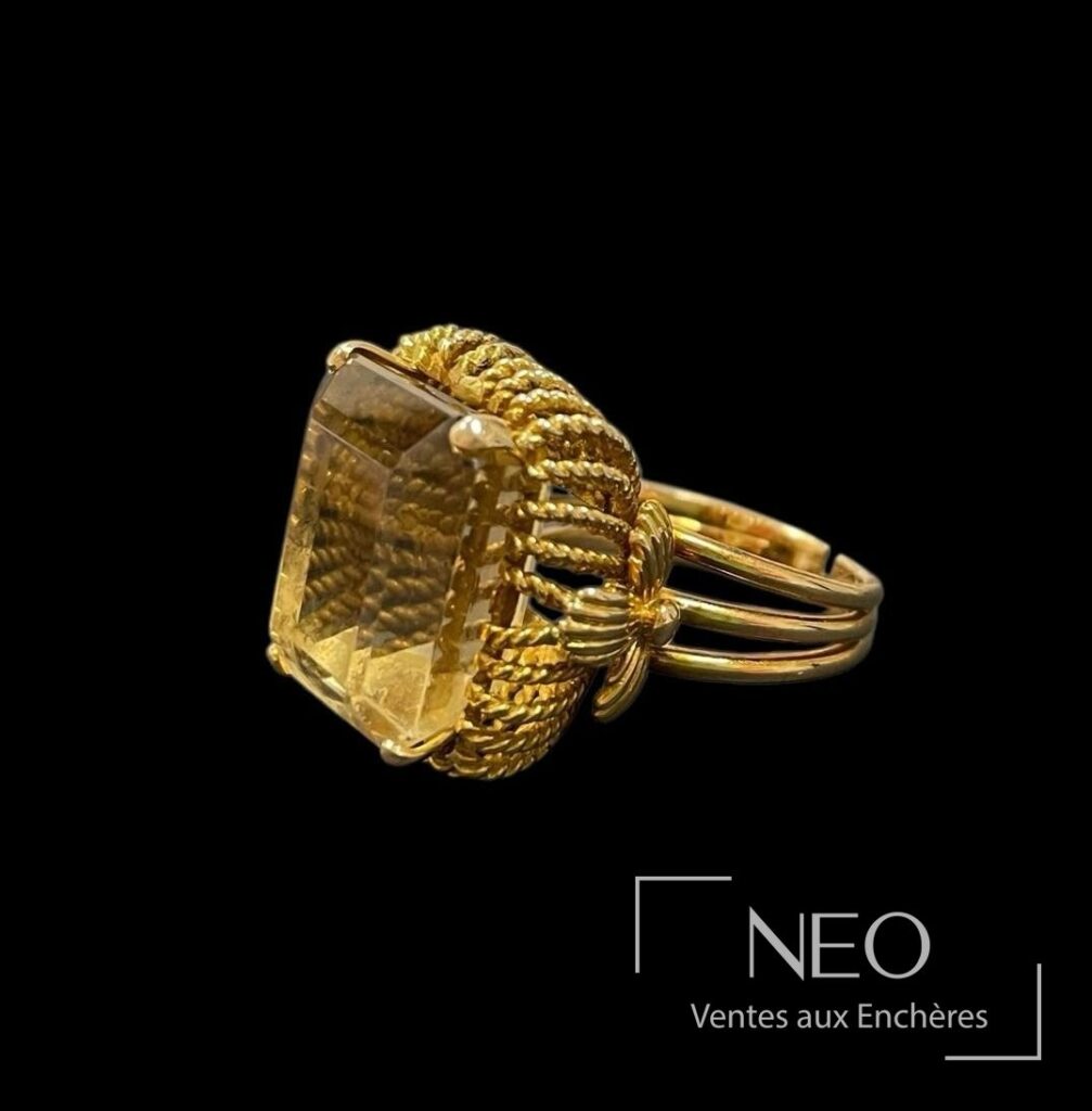 Bague en or jaune avec topaze brune vue de trois quarts sur fond noir