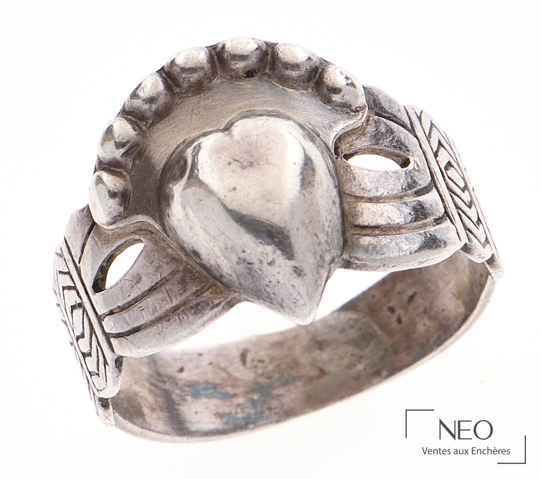 Bague de foi ajourée en argent avec motif central en relief