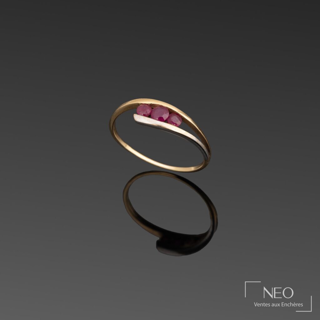 Bague en or jaune avec trois petites pierres rouges serties au sommet