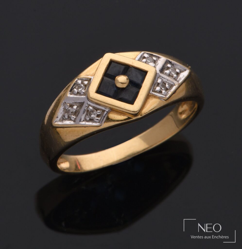 Bague en ors jaune et gris avec motif central carré orné de pierres bleues