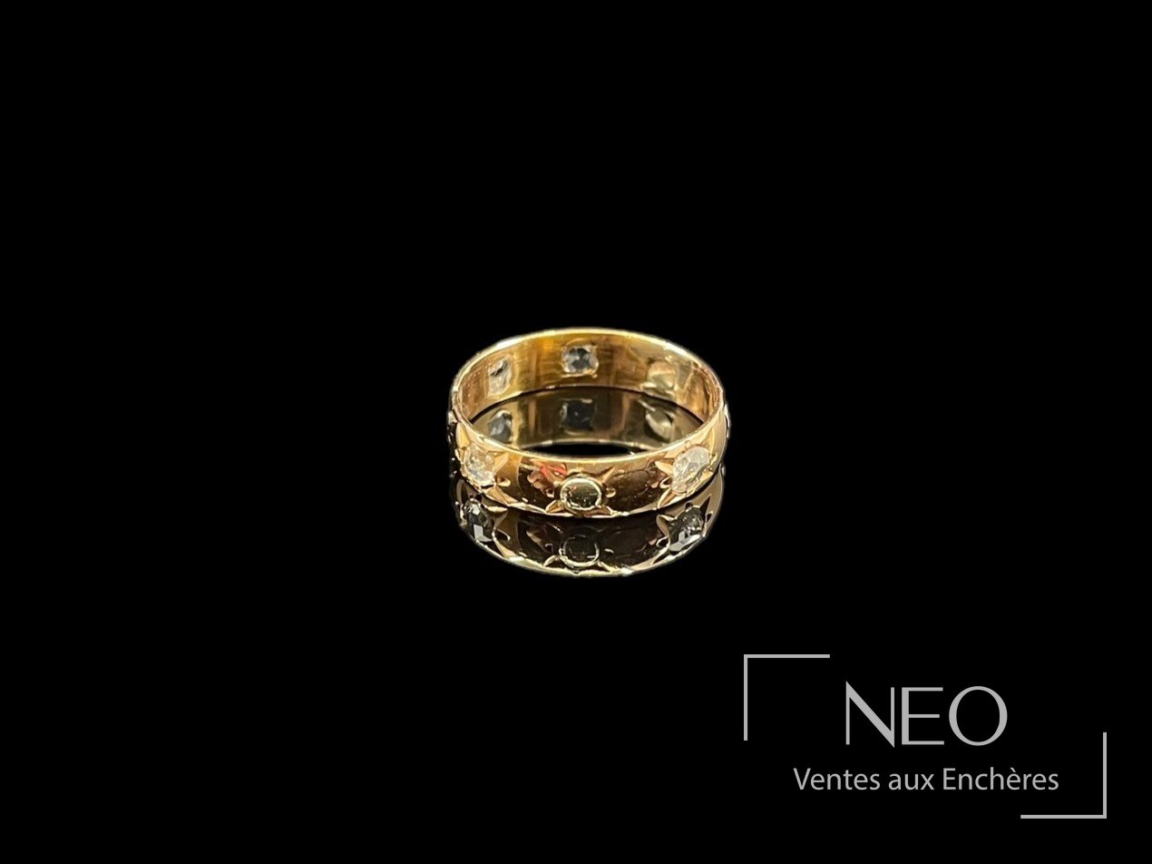 Bague en or rose sertie de diamants sur fond noir