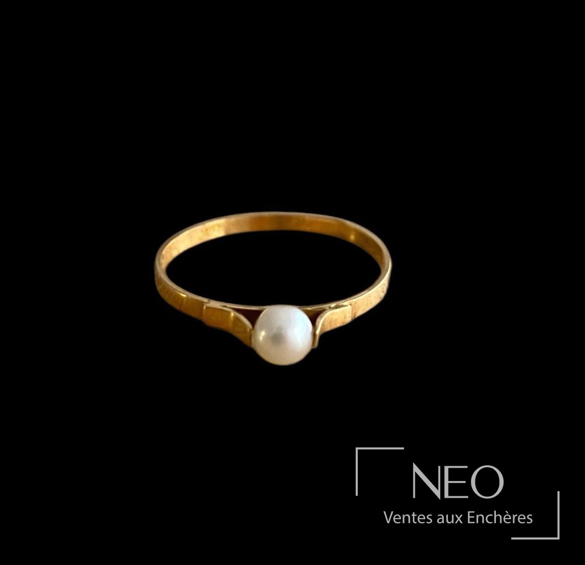 Bague de jeune fille en or jaune avec perle de culture blanche au centre