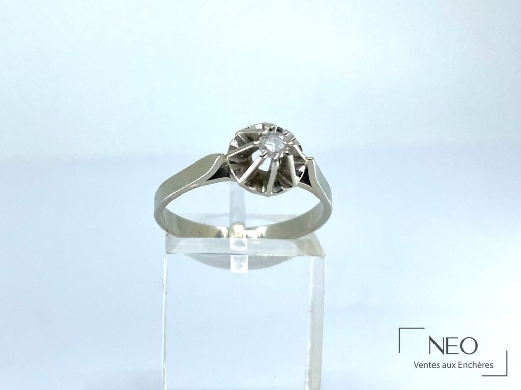 Bague en or gris avec diamant central vue de face