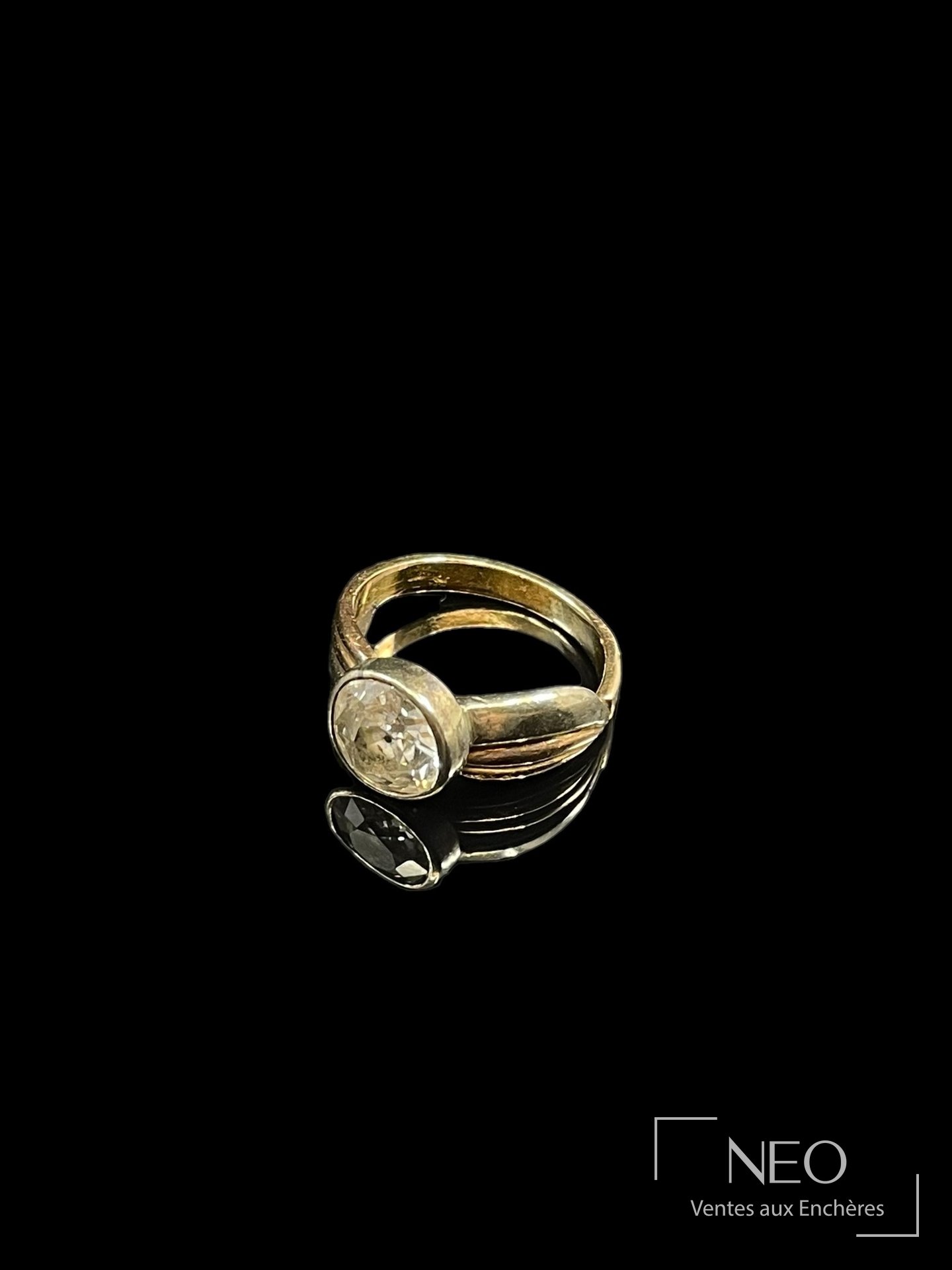 Bague en ors rose et gris avec diamant ancien vu de face