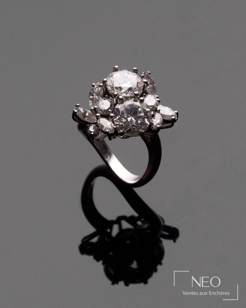 Bague en or gris sertie de deux diamants entourés de diamants