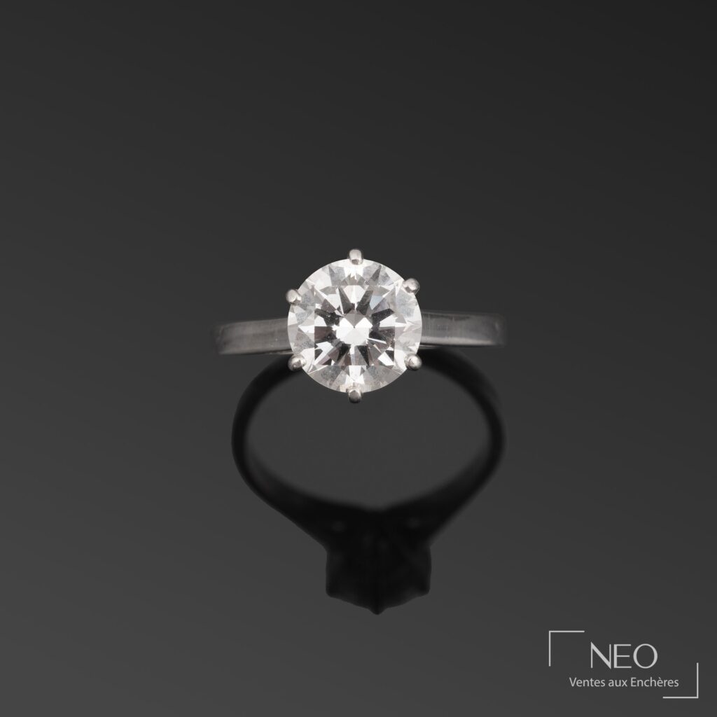 Bague solitaire sertie d’un diamant demi-taille vu de face