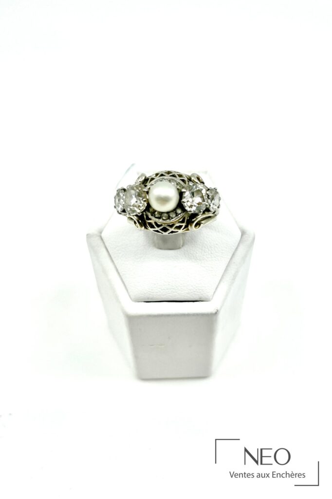 Bague dôme en or gris avec perle baroque centrale et diamants en façade