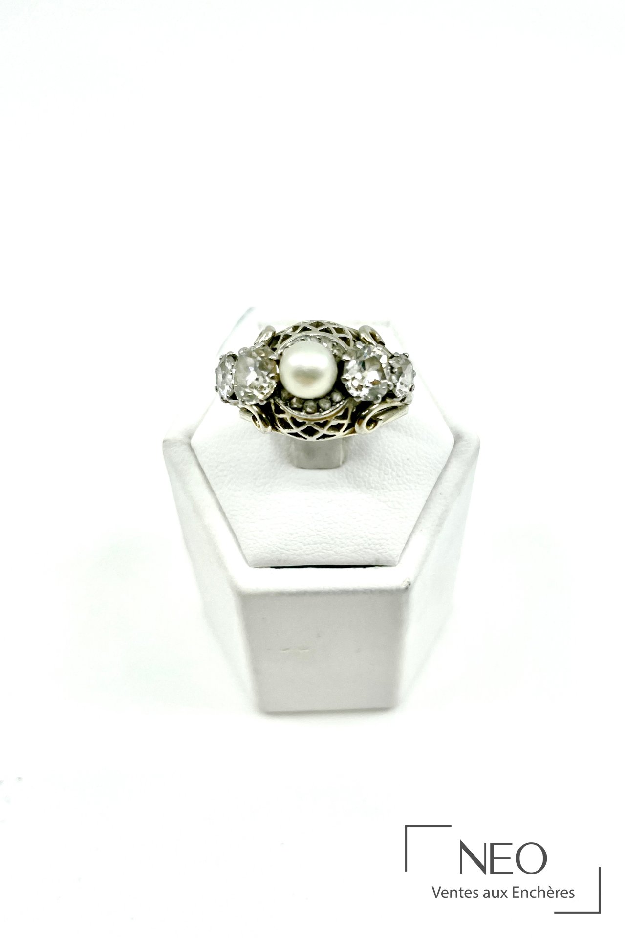 Bague dôme en or gris 18 carats, platine, perle baroque et diamants, fin XIXe siècle