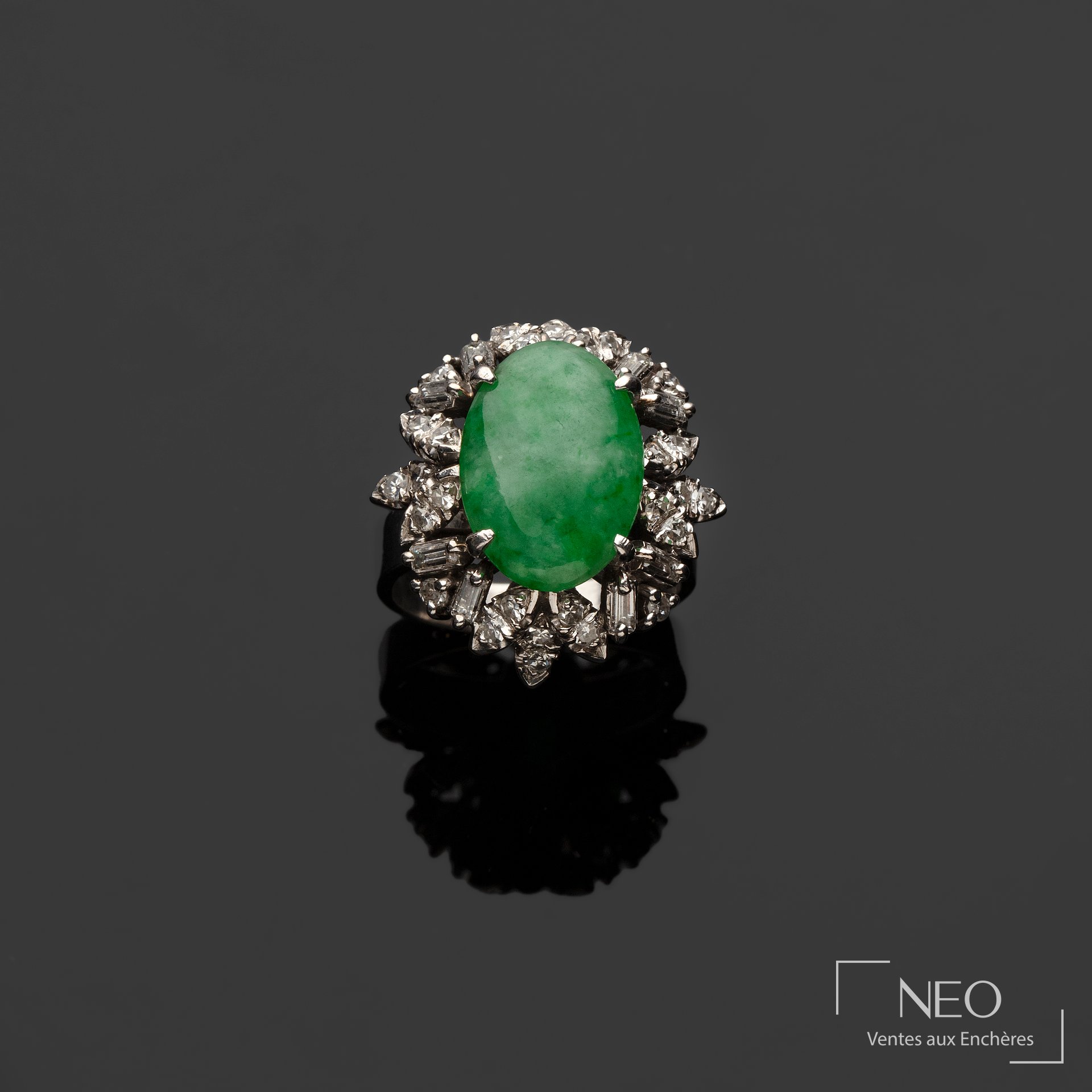 Bague dôme en or gris 9 carats, cabochon de jade et diamants
