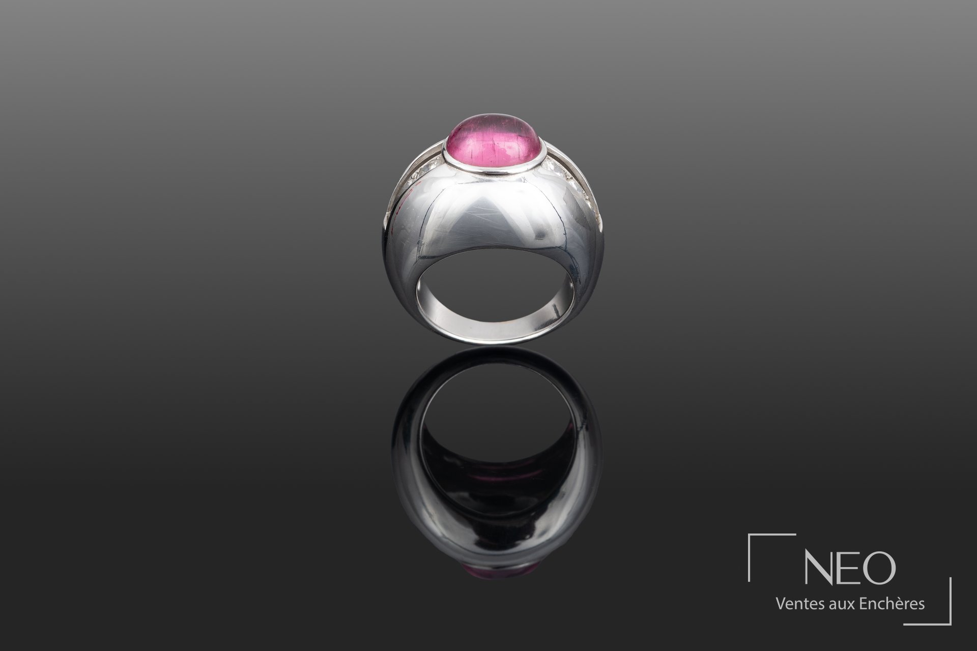 Bague dôme en or gris 18K, pierre rose et diamants