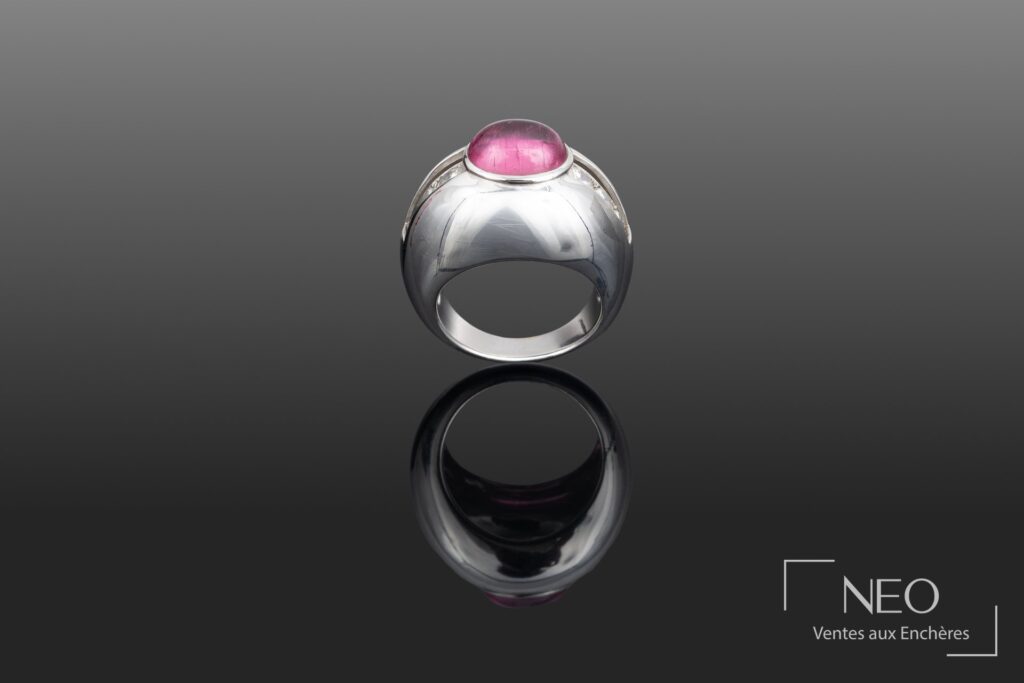 Bague dôme en or gris avec pierre rose centrale et diamants
