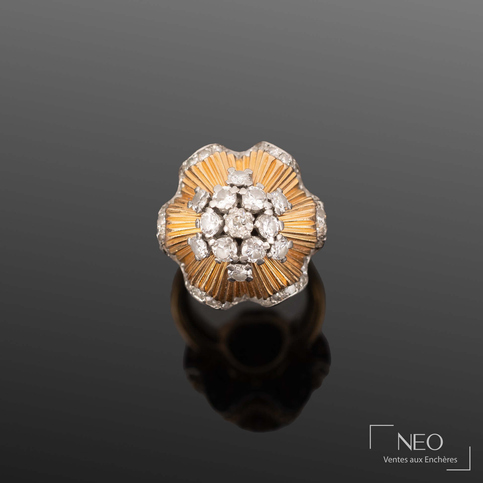 Bague dôme en or jaune 18K et platine ornée de diamants