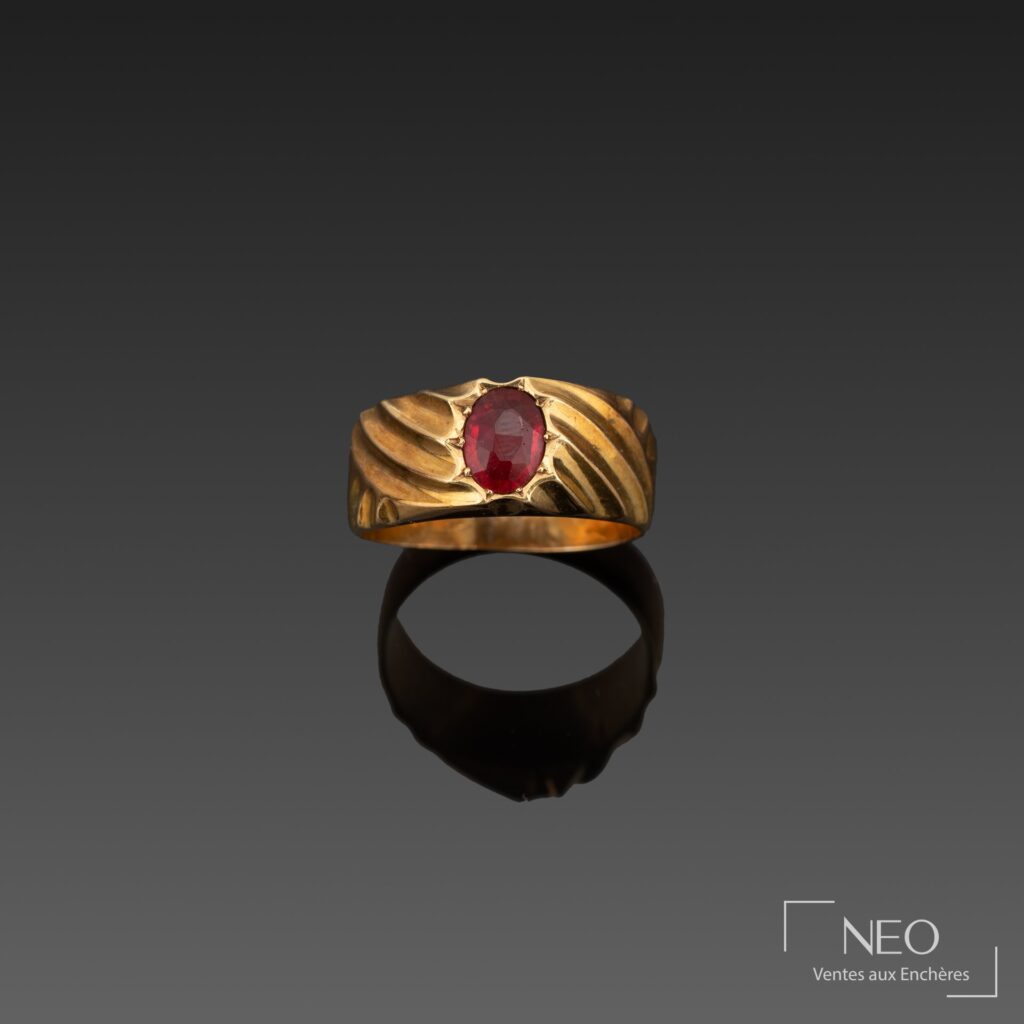 Bague dôme en or jaune avec pierre rouge centrale
