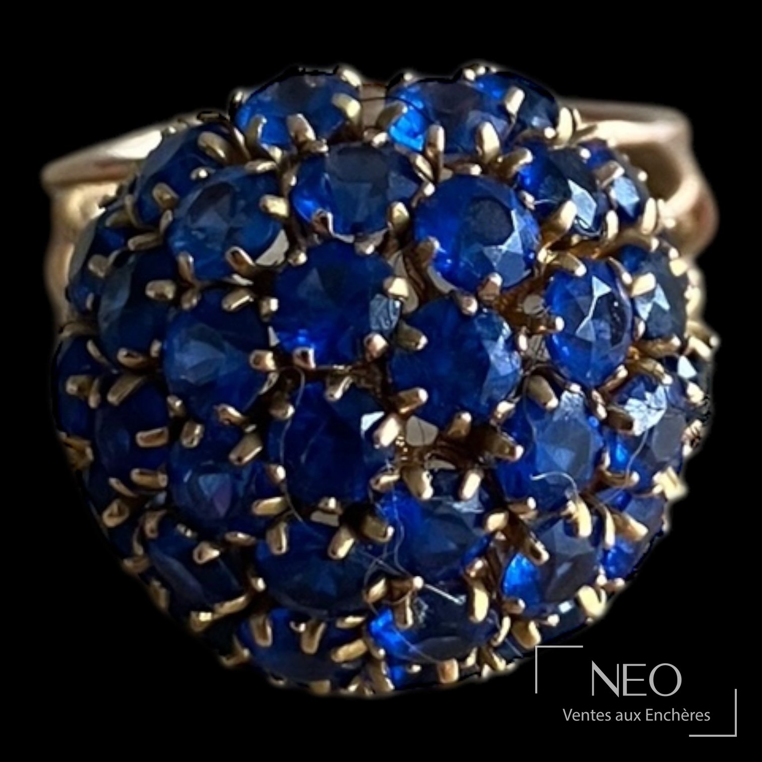 Bague dôme en or jaune ornée de petites pierres bleues