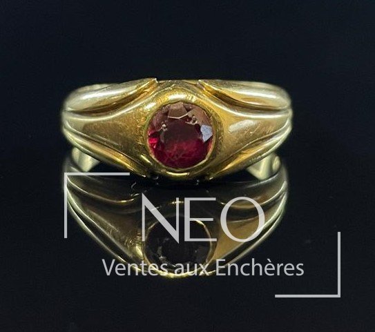Bague dôme en or jaune 18 carats ornée d&rsquo;une pierre rouge