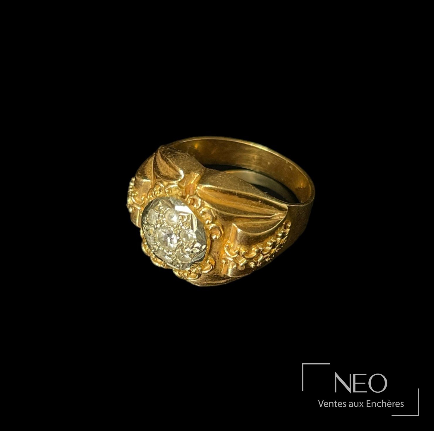 Bague dôme en or jaune et gris avec sept pierres blanches au centre