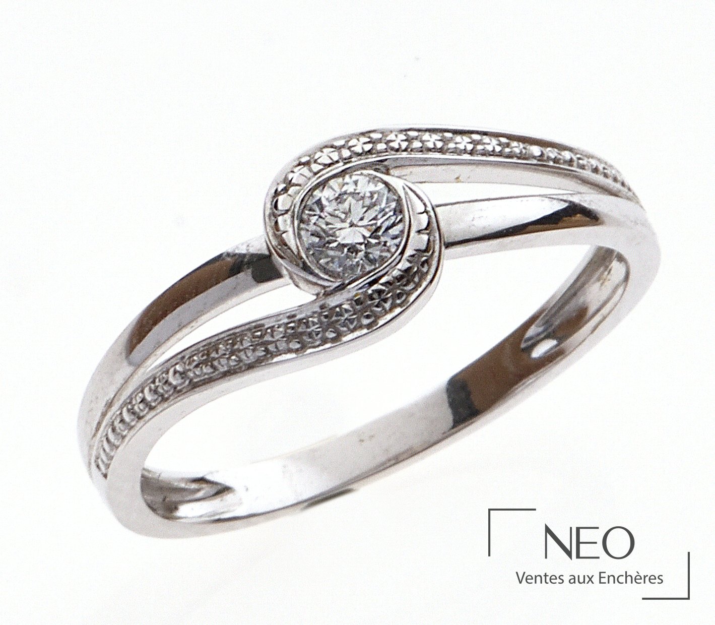Bague à double ruban ajouré en or gris 18 carats et diamant