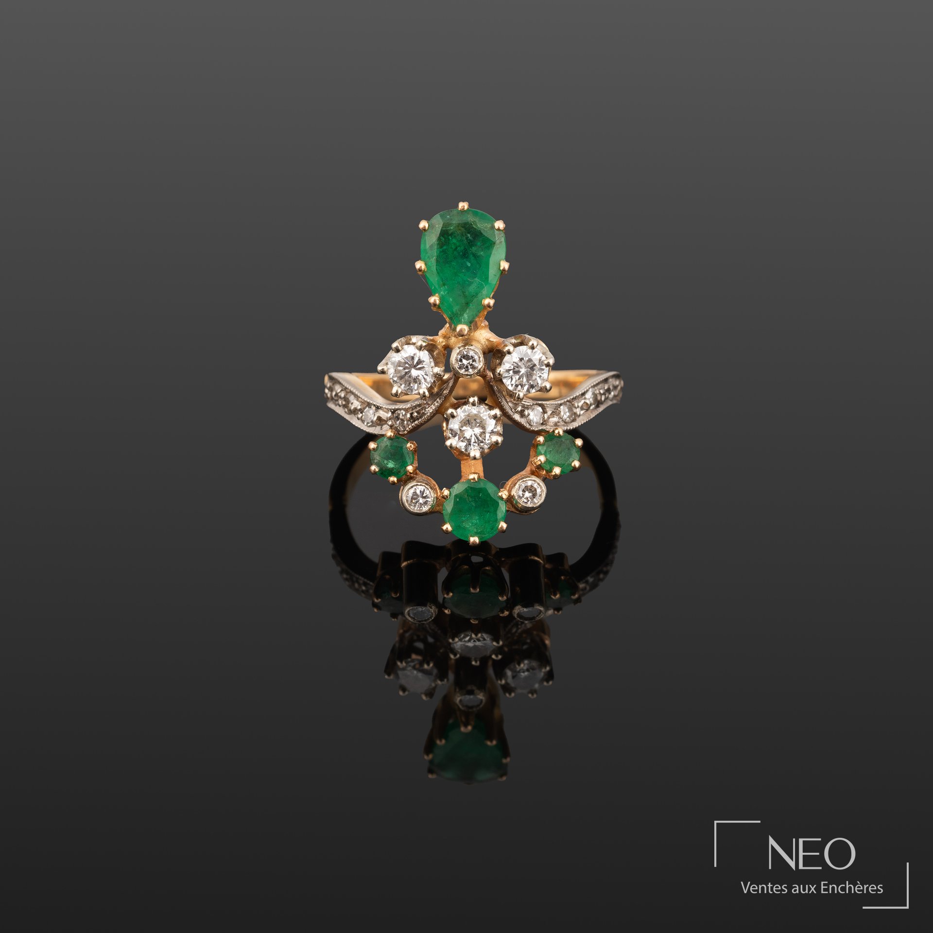 Bague duchesse sertie d’une émeraude en poire