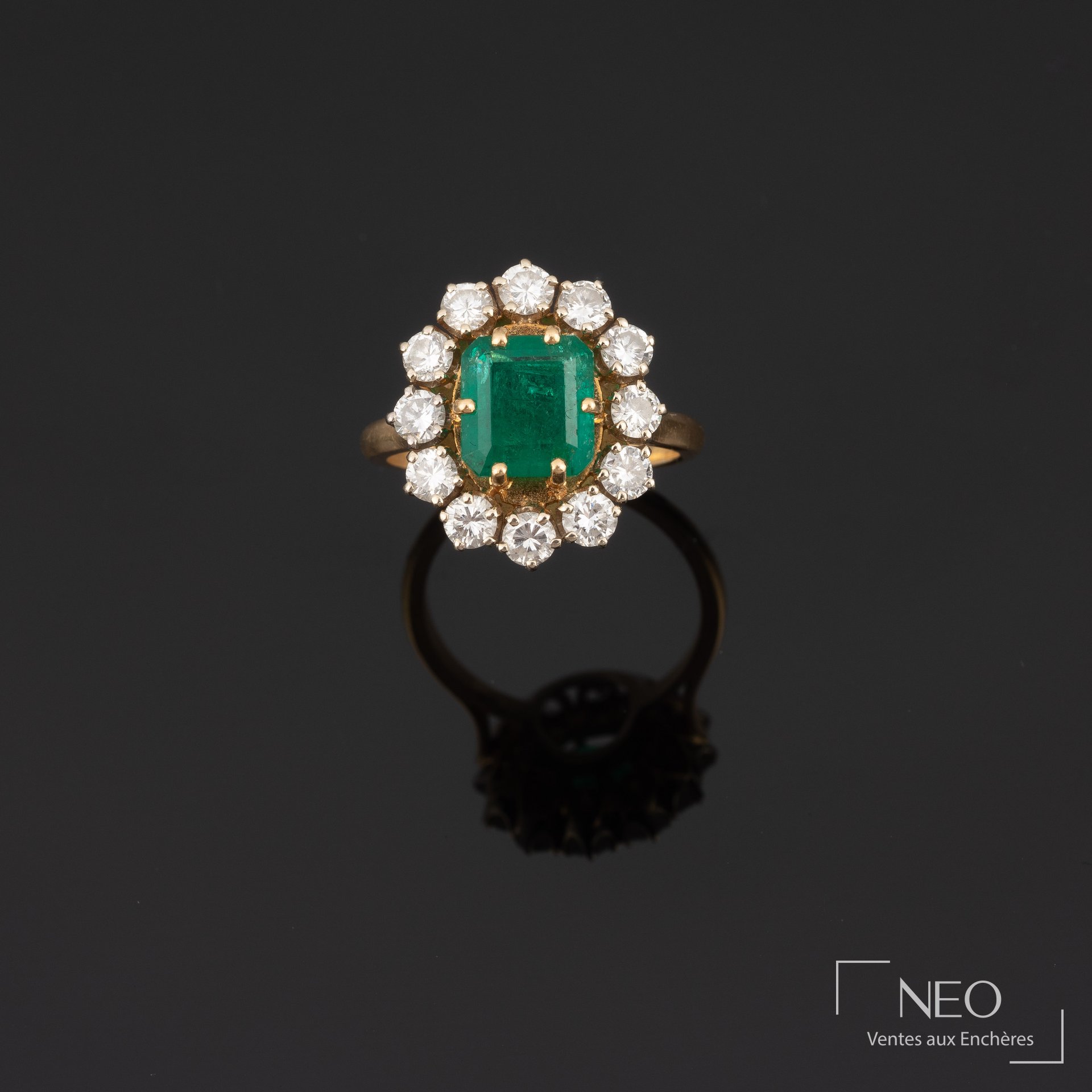Bague en or jaune 18K ornée d’une émeraude et de diamants