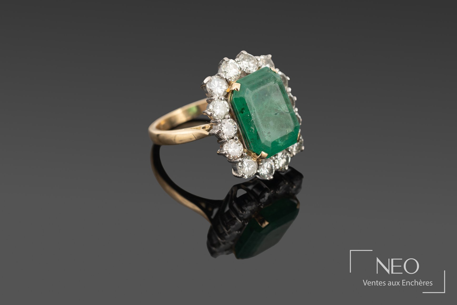 Bague en or jaune et or blanc 18 carats, émeraude et diamants