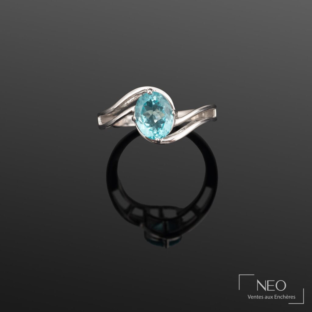 Bague en argent sertie d’une apatite ovale bleue