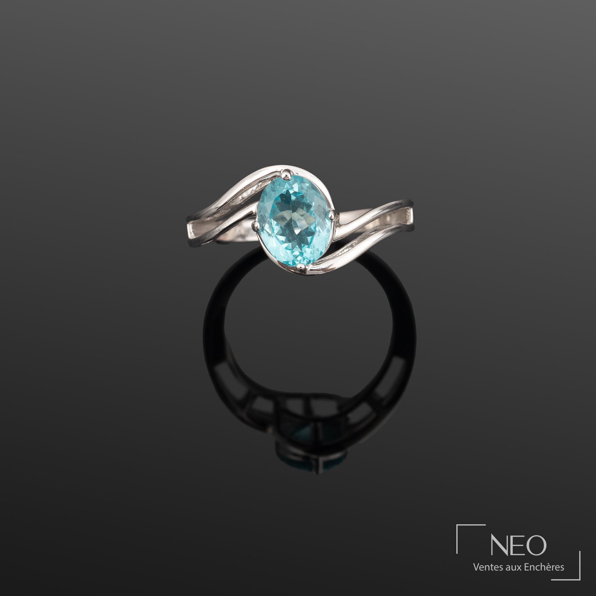Bague en argent sertie d’une apatite ovale