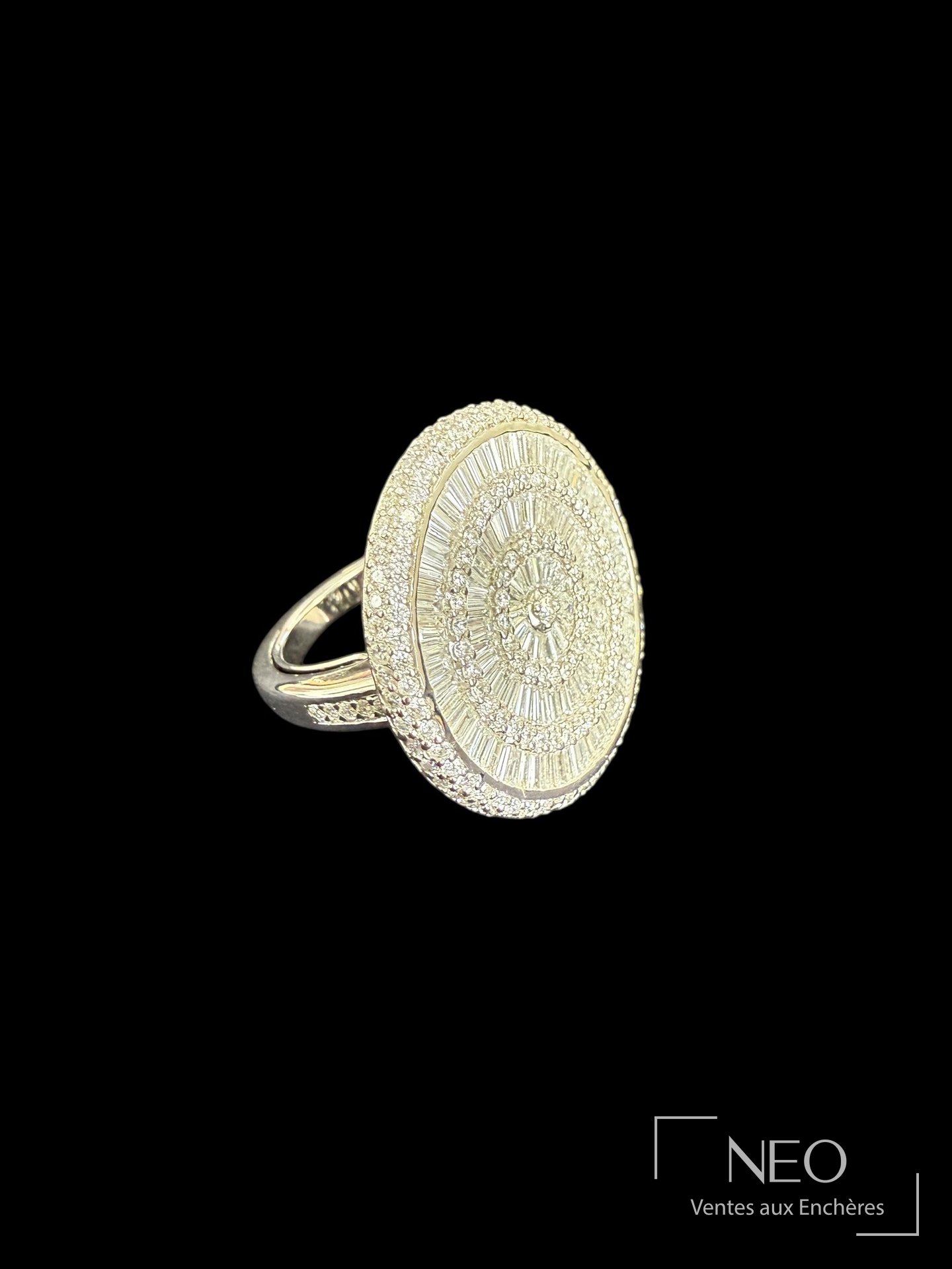 Bague en or blanc sertie d'un large plateau ovale pavé de diamants