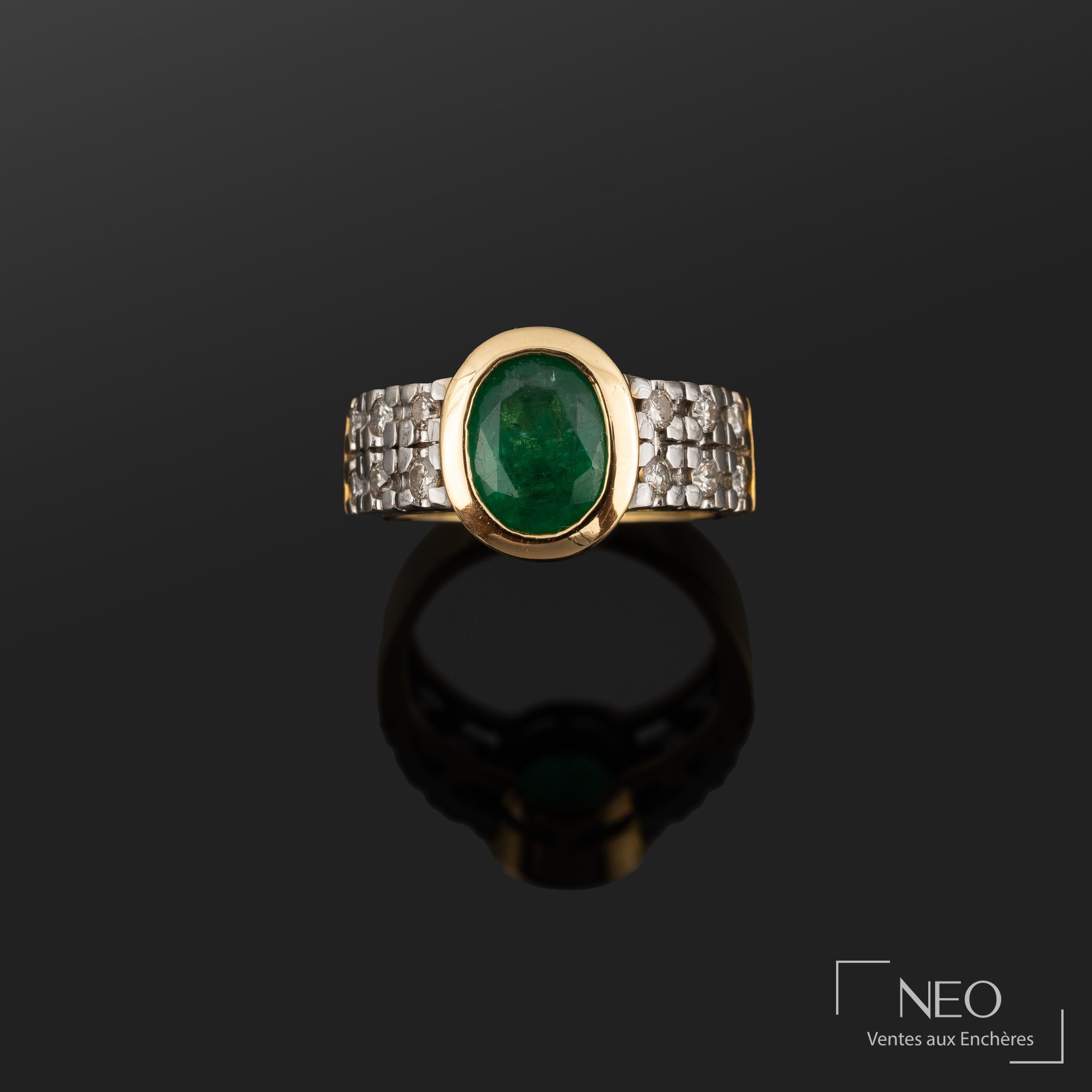 Bague en or jaune et gris avec émeraude ovale et diamants
