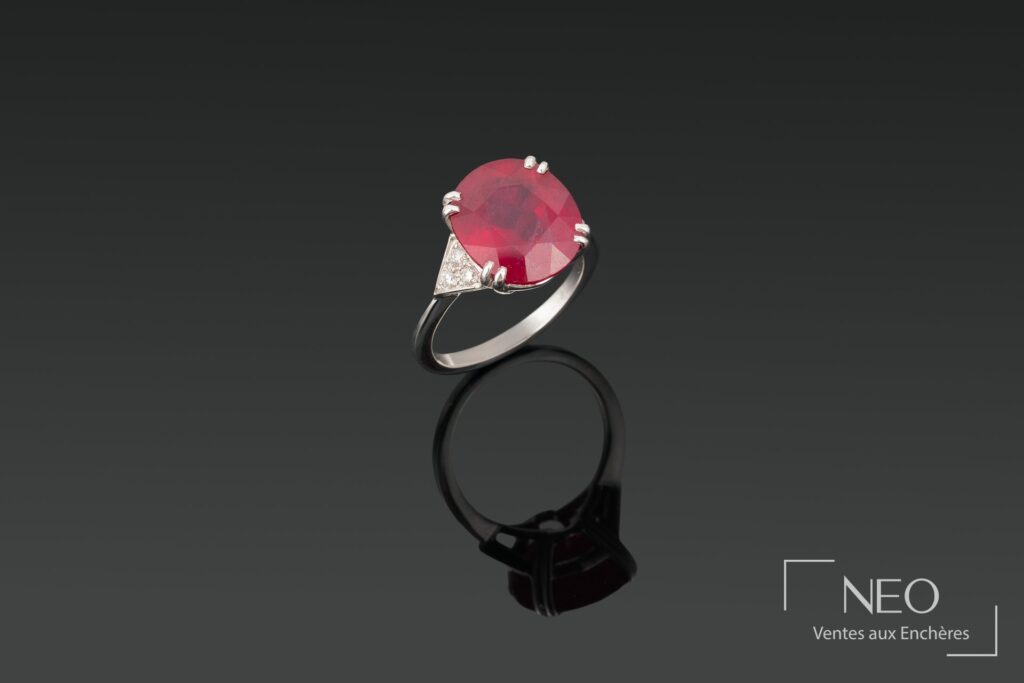 Bague en or gris sertie d’un rubis ovale et de diamants