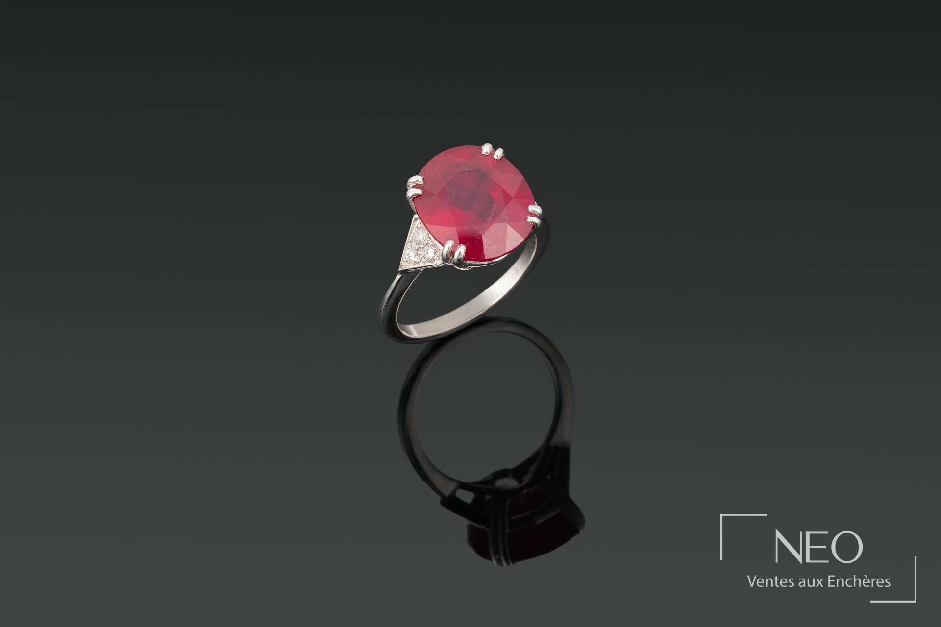 Bague en or gris 18 carats sertie d’un rubis et de diamants