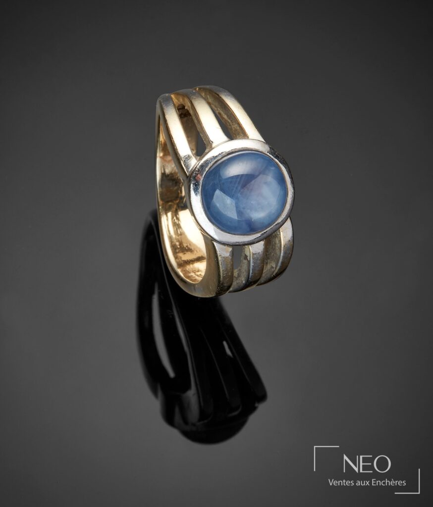 Bague en or gris 18 carats sertie d'un cabochon bleu gris