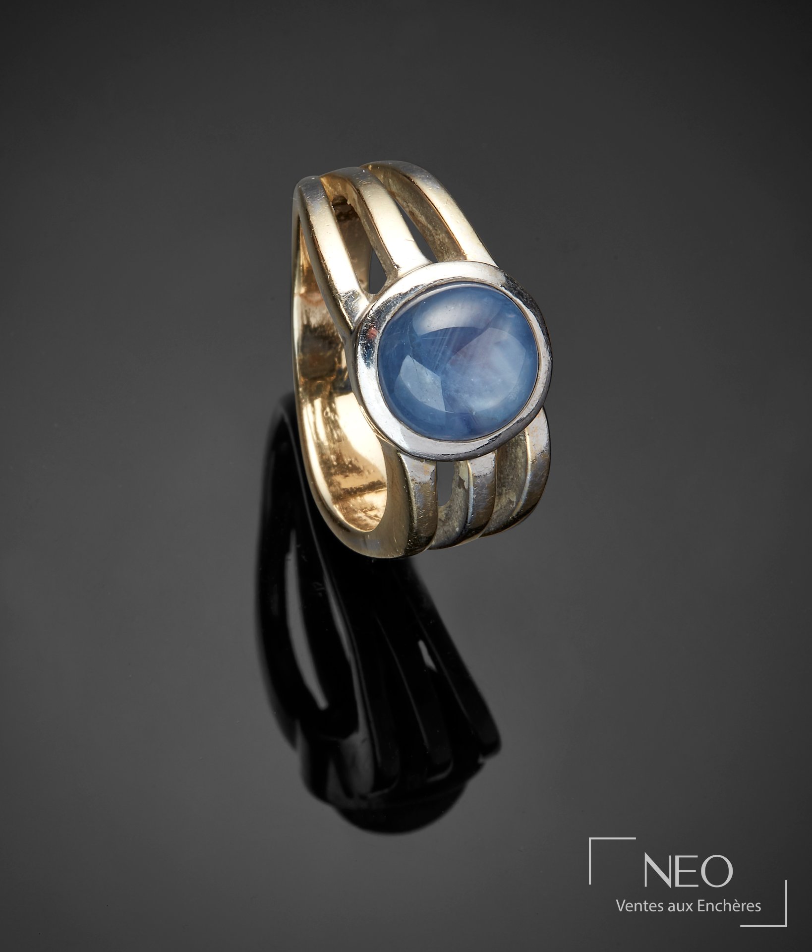 Bague en or gris 18 carats, cabochon bleu gris