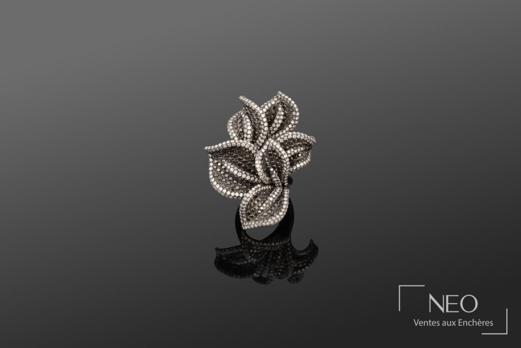 Bague en or gris pavée de diamants noirs et blancs