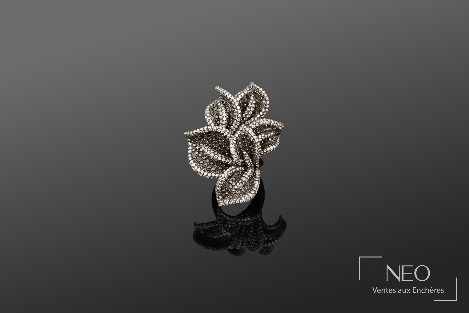 Bague en or gris 18K pavée de diamants noirs et blancs