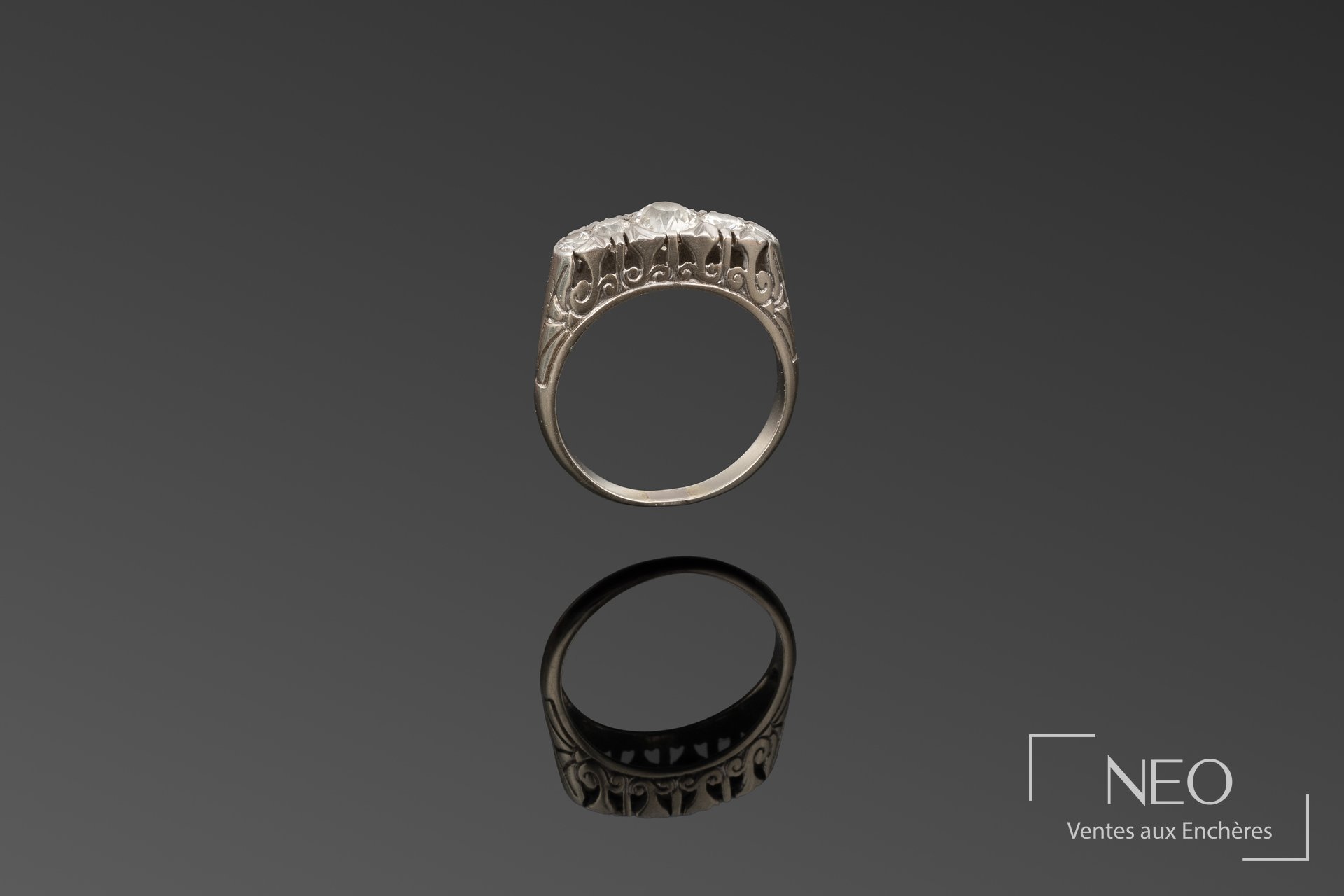 Bague en or gris et platine ornée de cinq diamants ronds de taille ancienne