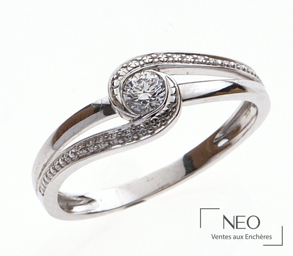 Bague à double ruban ajouré en or gris avec diamant central