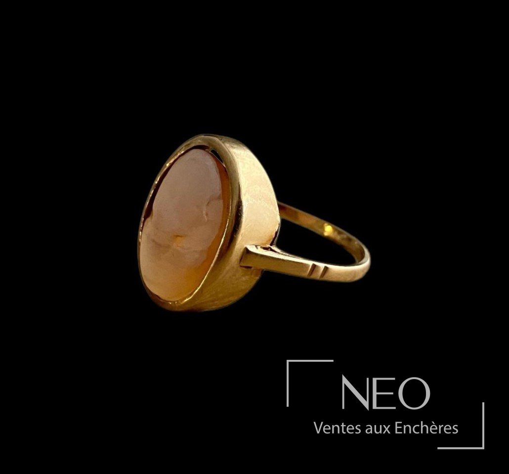 Bague en or jaune 18 carats avec camée sur coquillage