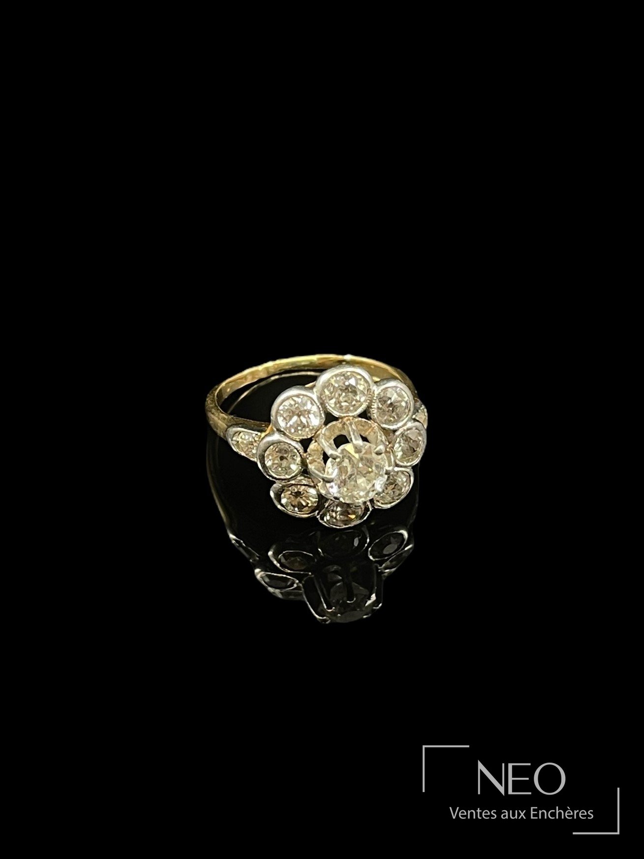 Bague en or jaune 18 carats et platine centrée d’un diamant