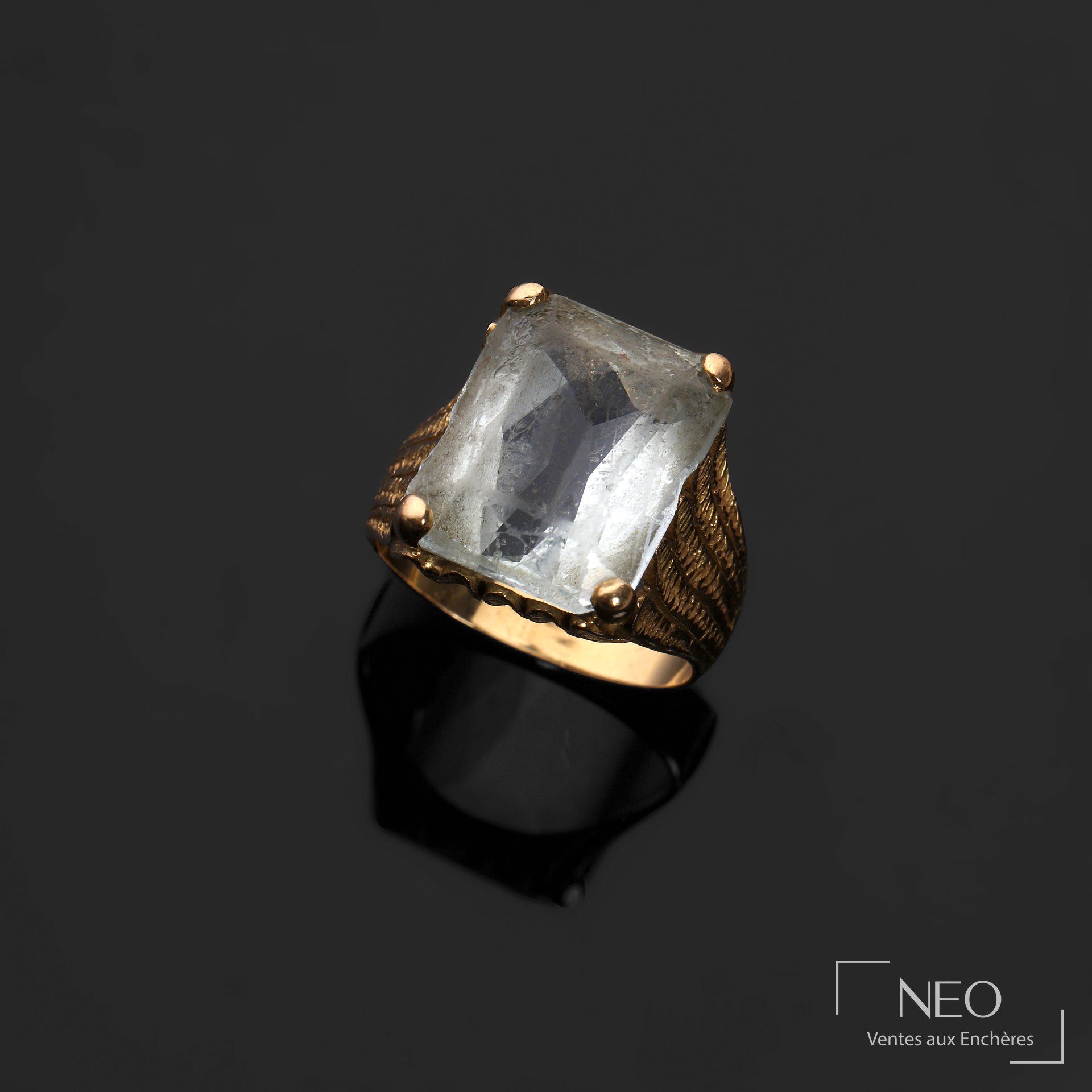 Bague en or jaune 18 carats sertie d&rsquo;une pierre bleue