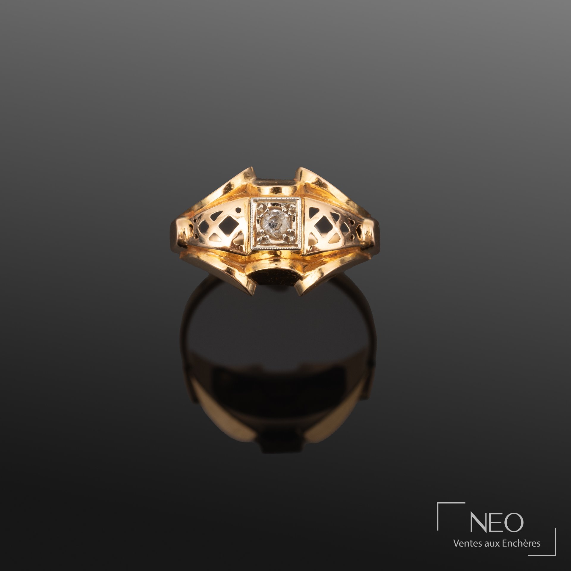 Bague en or jaune ajourée avec pierre blanche centrale