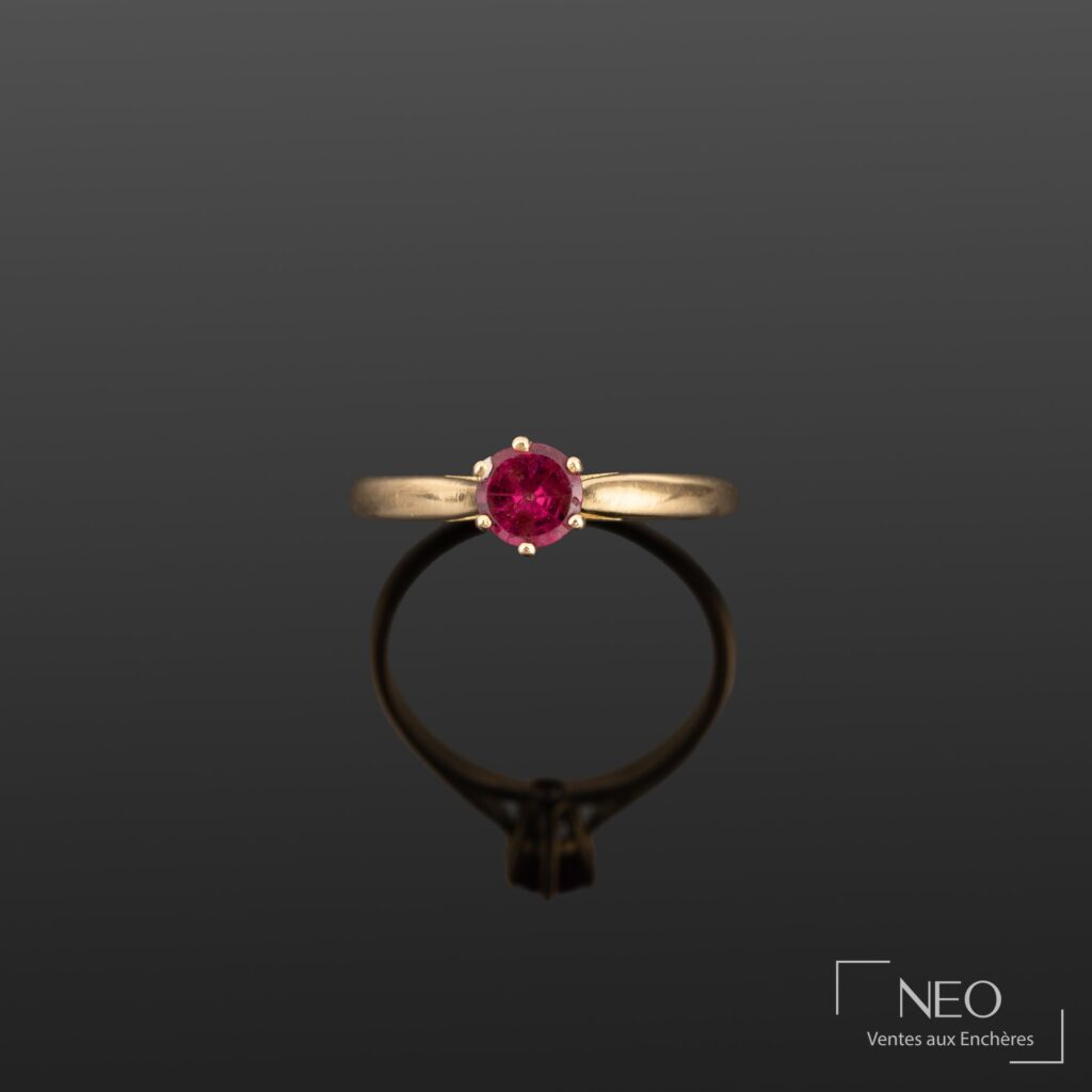 Bague en or jaune ornée d'une pierre violette ronde en serti griffe