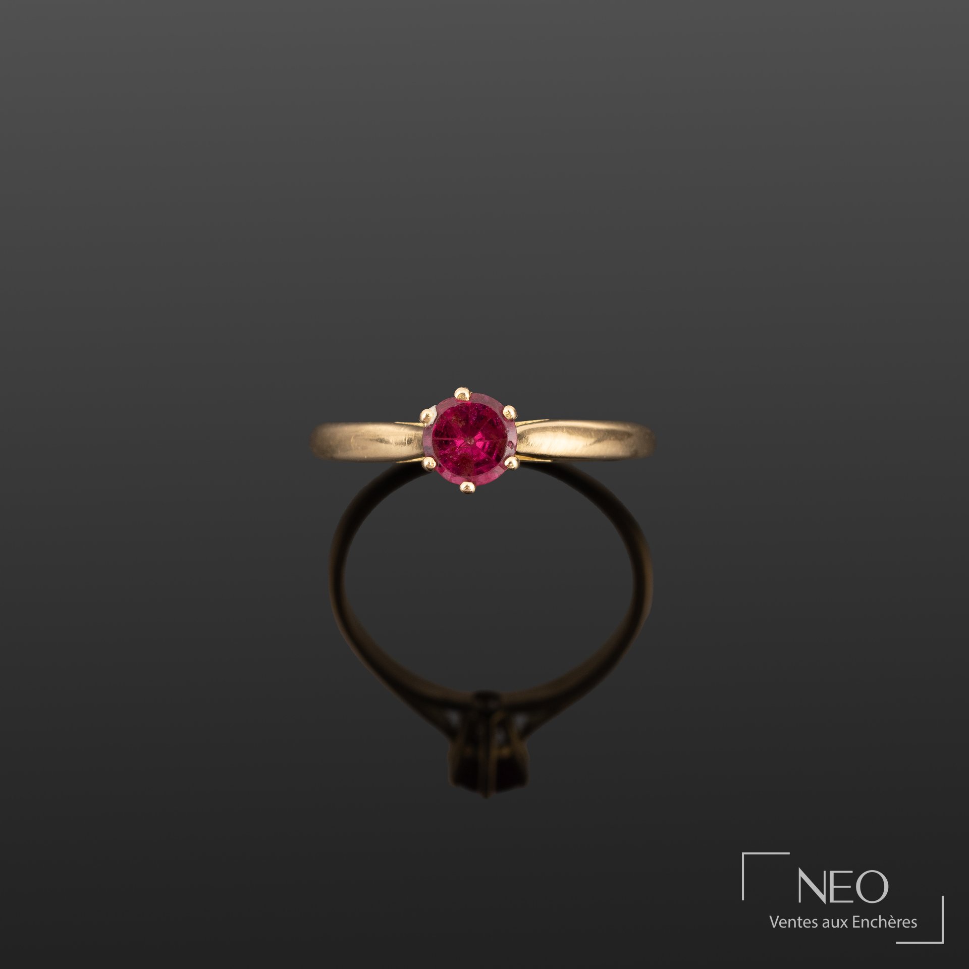 Bague en or jaune 18K retenant une pierre violette