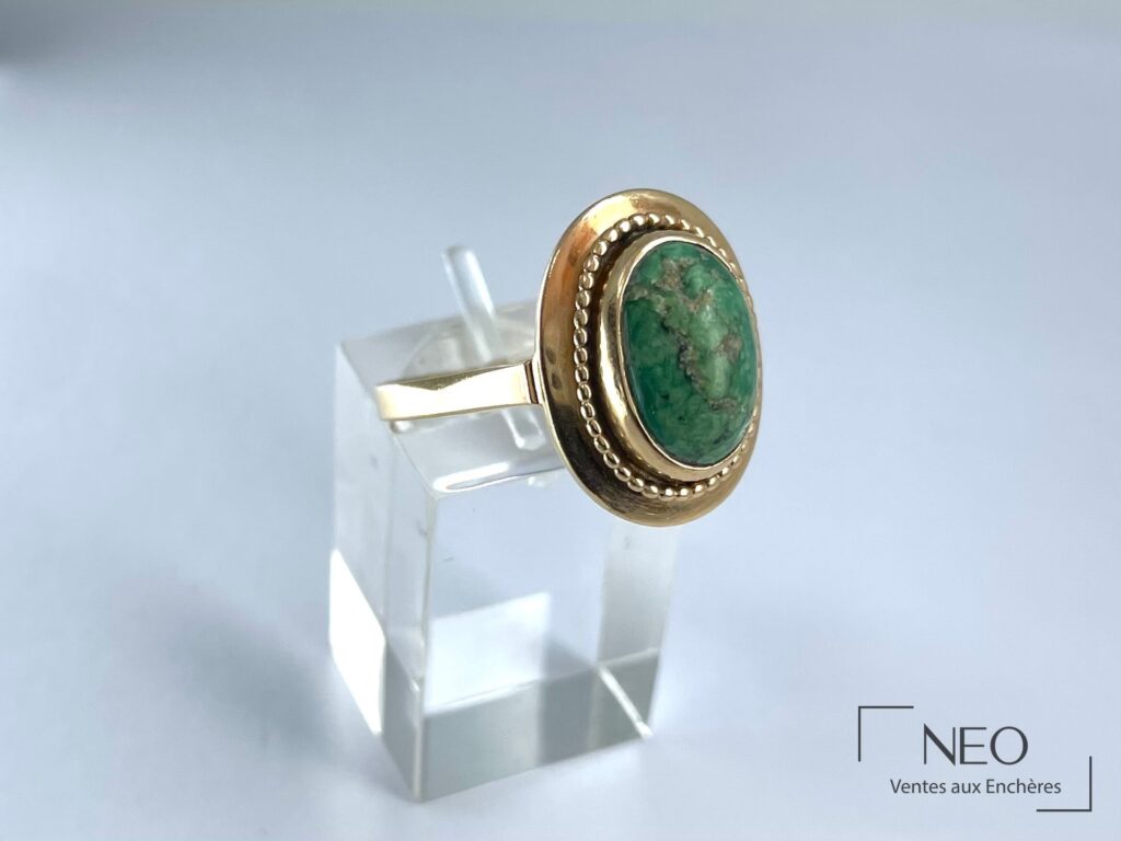 Bague en or jaune avec cabochon ovale de pierre dure verte et frise de perles