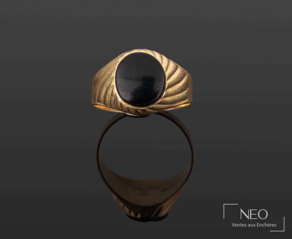 Bague en or jaune avec pierre noire ovale