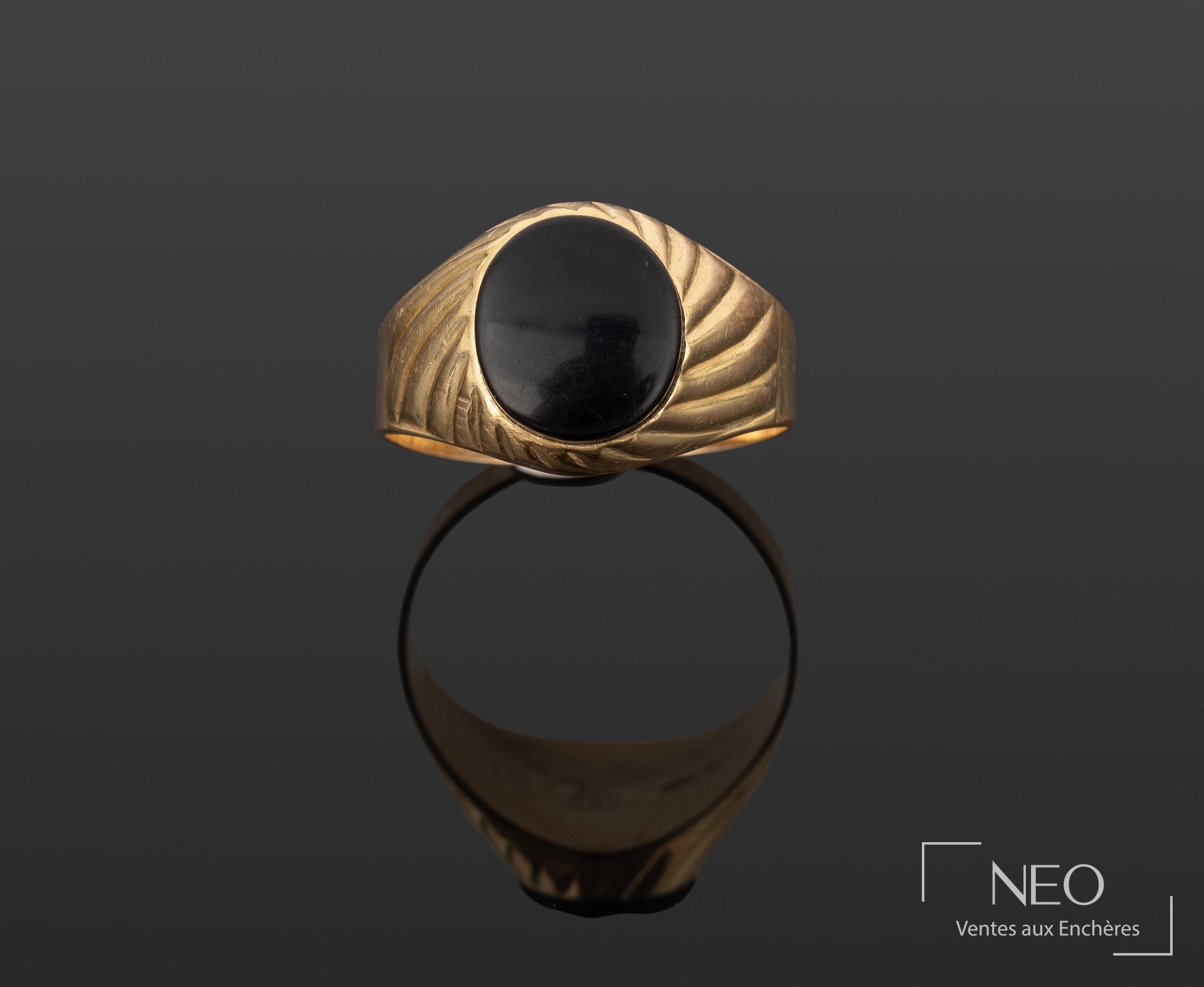 Bague en or jaune avec pierre noire ovale
